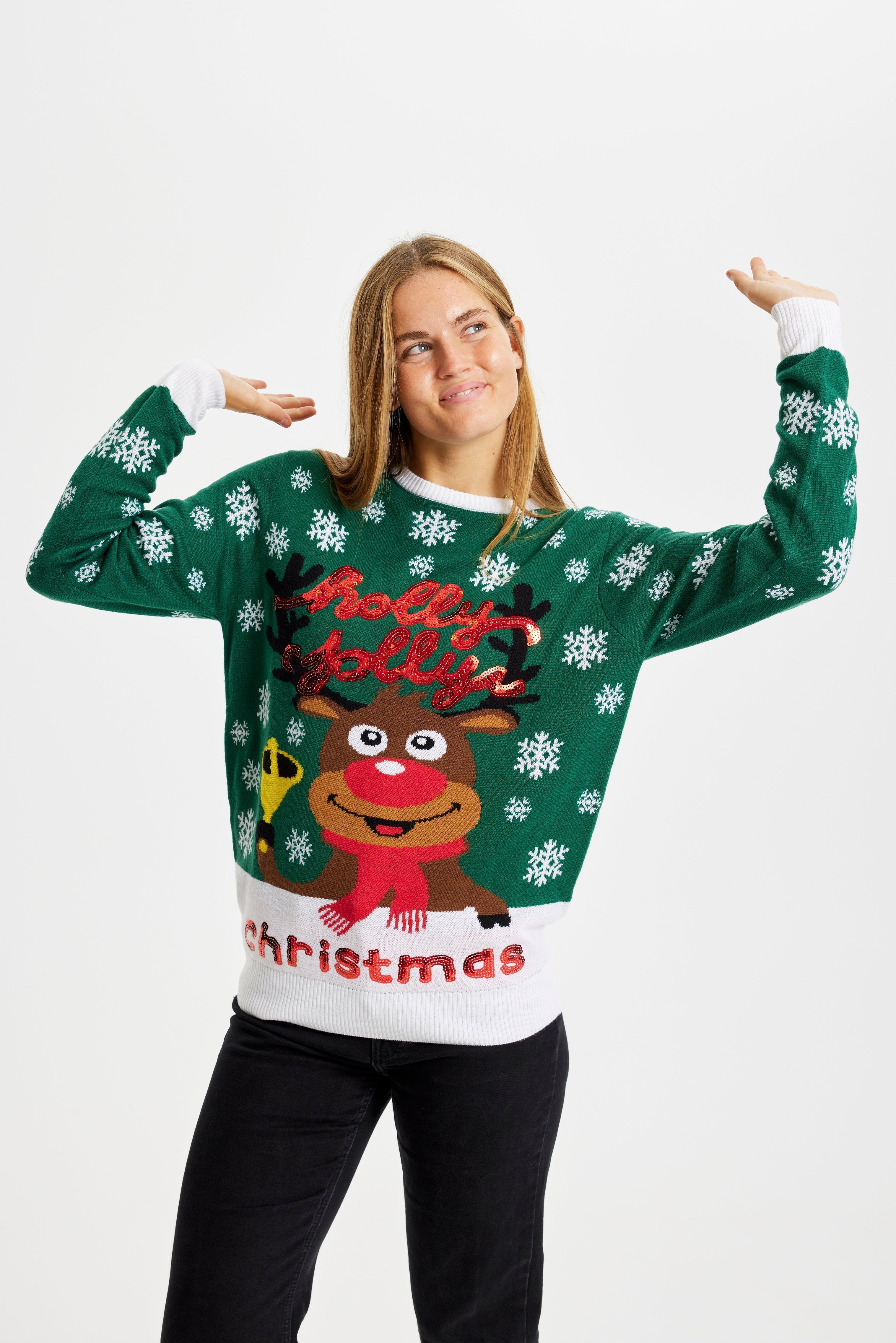 Una donna sorridente che indossa un maglione natalizio verde.